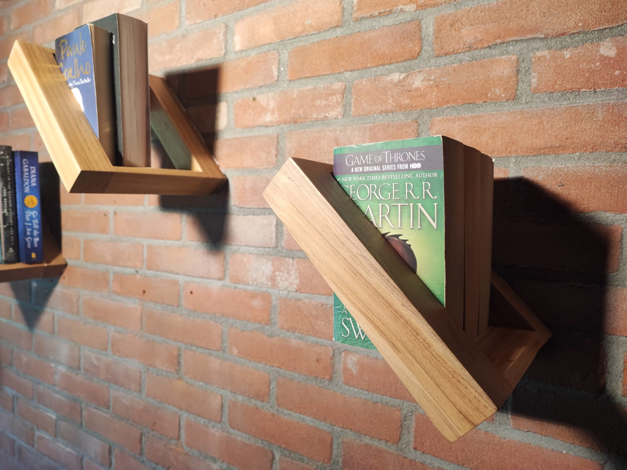 Sfeerfoto van enkele Teakline S boekenplanken met boeken